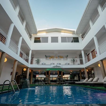 Runway Hotel Piarco Exteriör bild