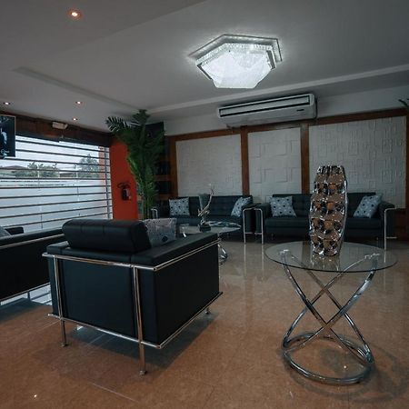 Runway Hotel Piarco Exteriör bild