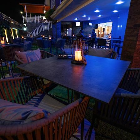 Runway Hotel Piarco Exteriör bild