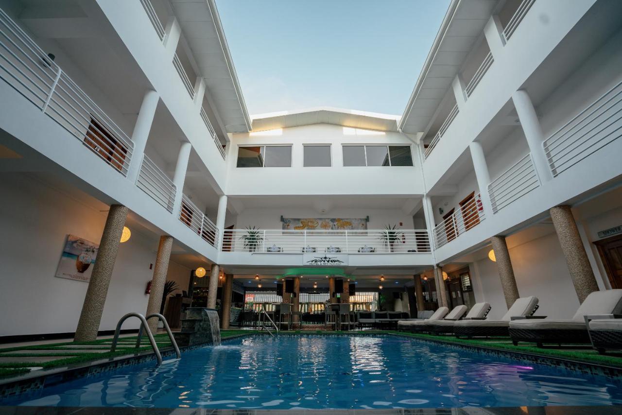 Runway Hotel Piarco Exteriör bild