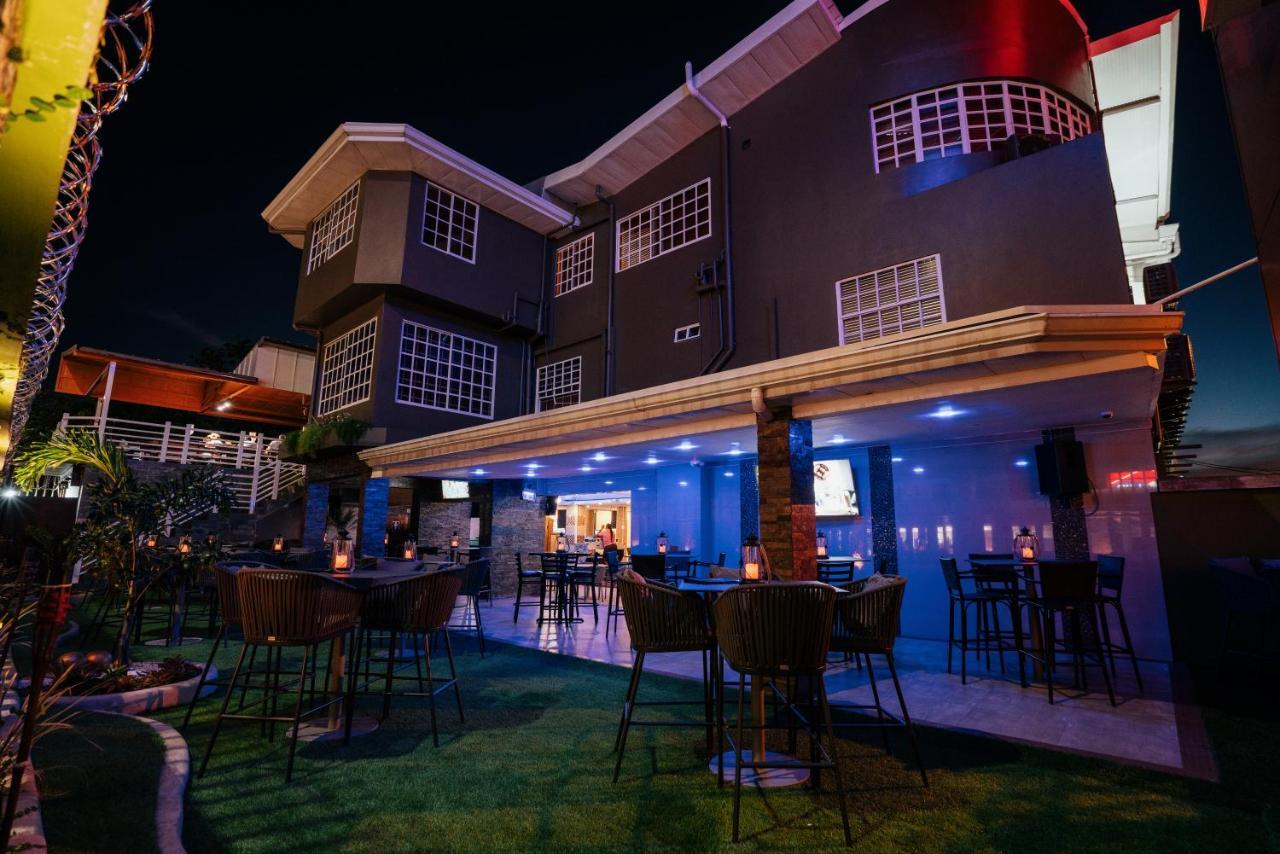 Runway Hotel Piarco Exteriör bild