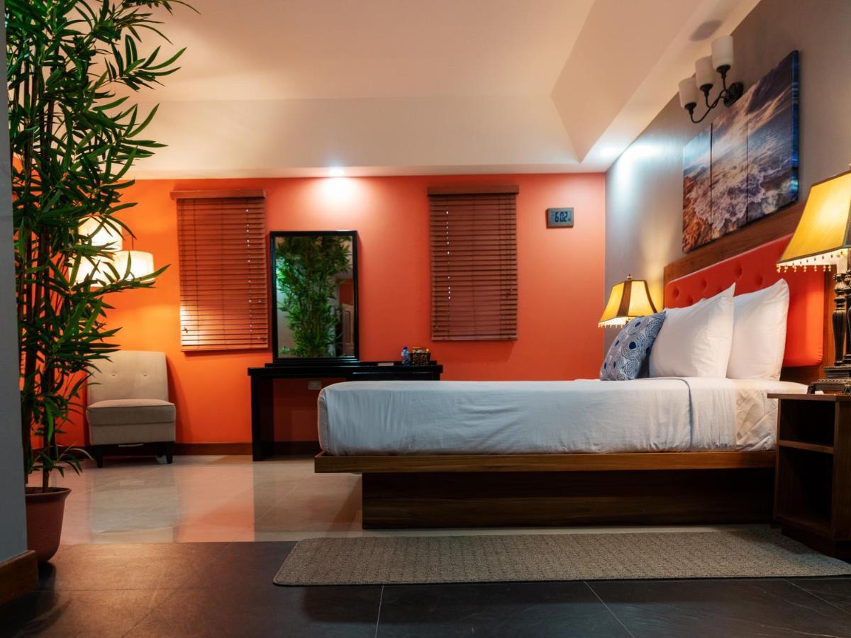 Runway Hotel Piarco Exteriör bild