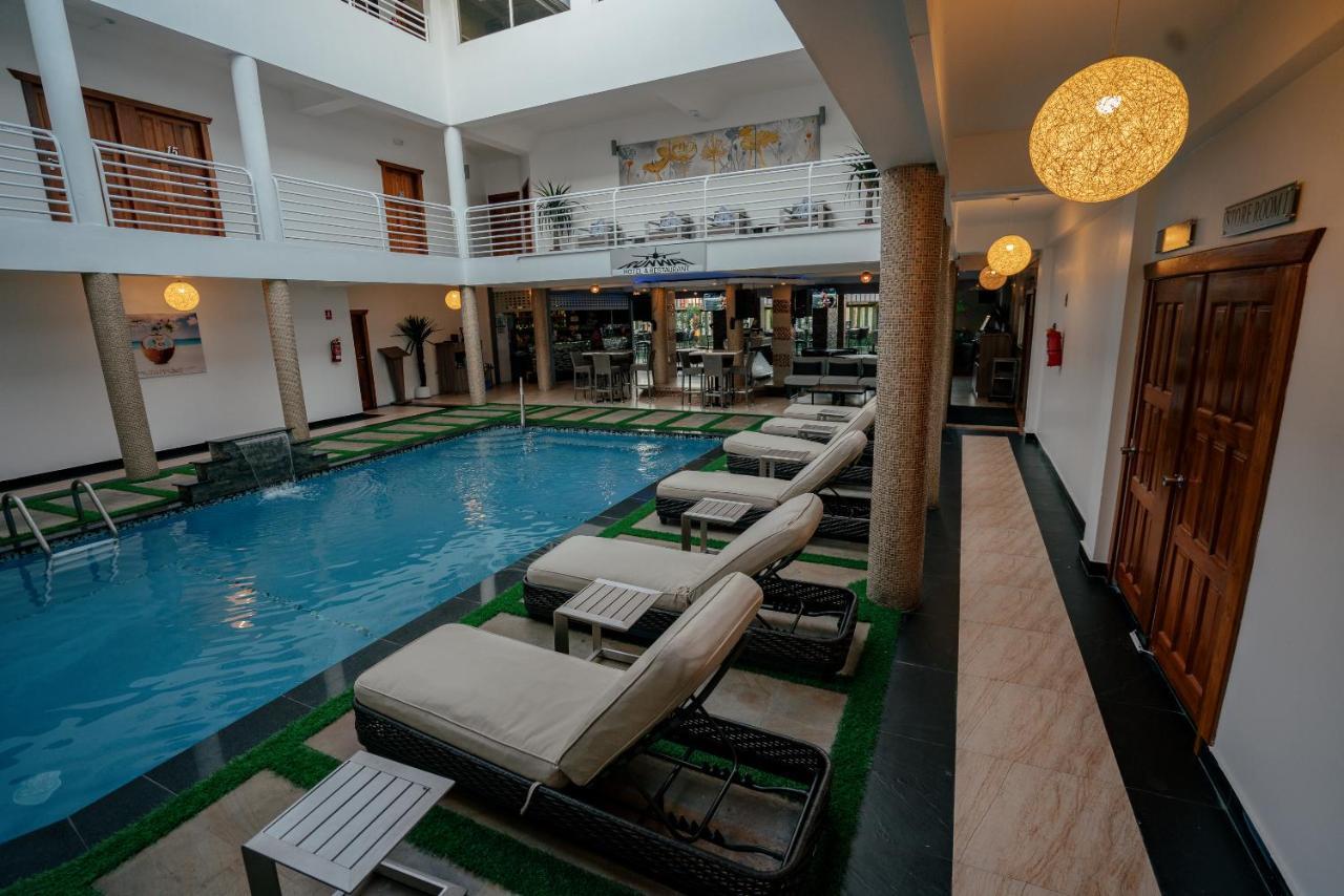Runway Hotel Piarco Exteriör bild