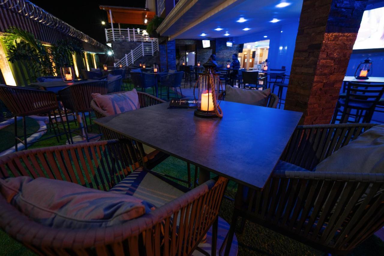 Runway Hotel Piarco Exteriör bild