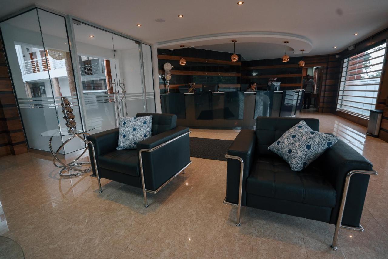Runway Hotel Piarco Exteriör bild