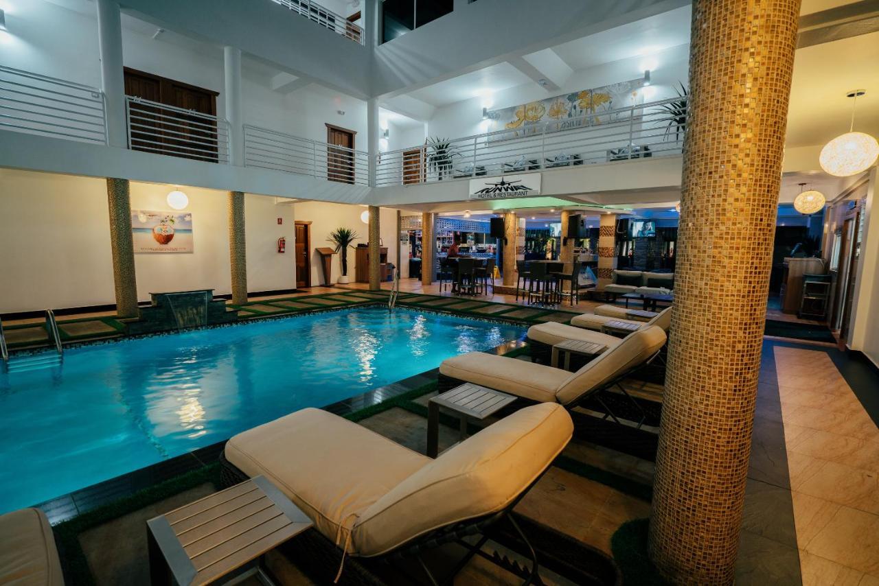 Runway Hotel Piarco Exteriör bild