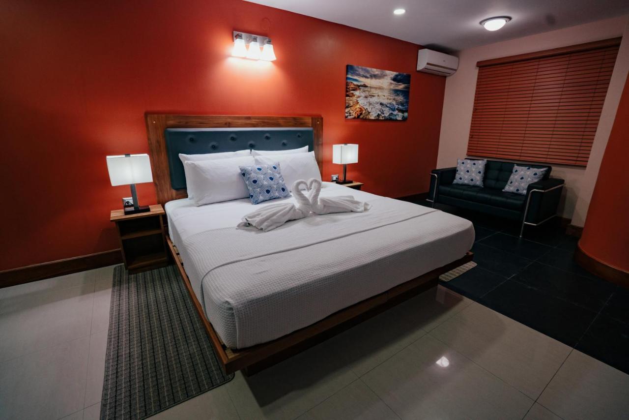 Runway Hotel Piarco Exteriör bild